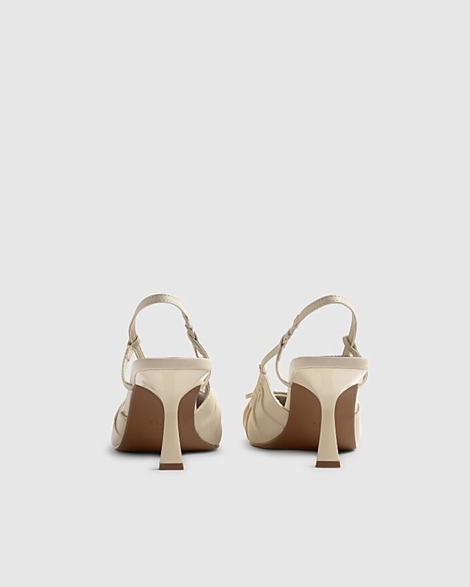 Krämfärgade pumps med rynkad rosett