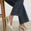 Krämfärgade pumps med spetsig tå och slingback