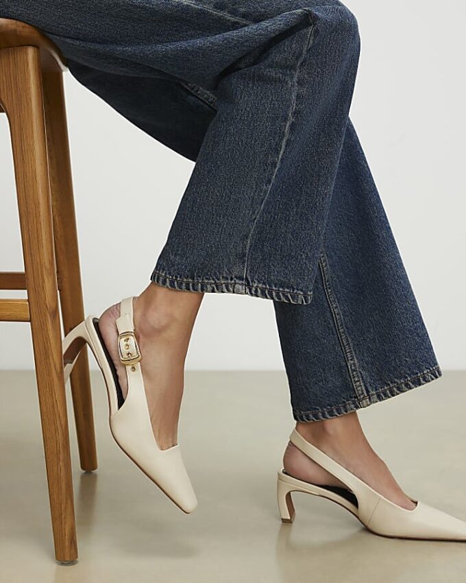 Krämfärgade pumps med spetsig tå och slingback