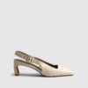 Krämfärgade pumps med spetsig tå och slingback