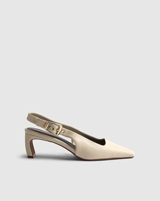 Krämfärgade pumps med spetsig tå och slingback