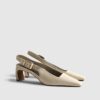 Krämfärgade pumps med spetsig tå och slingback