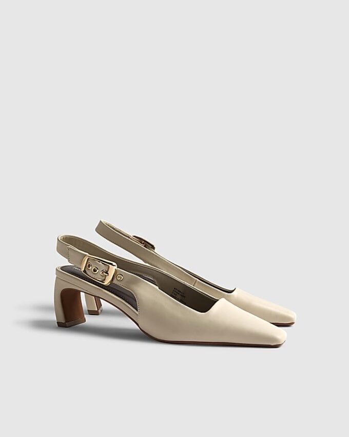Krämfärgade pumps med spetsig tå och slingback