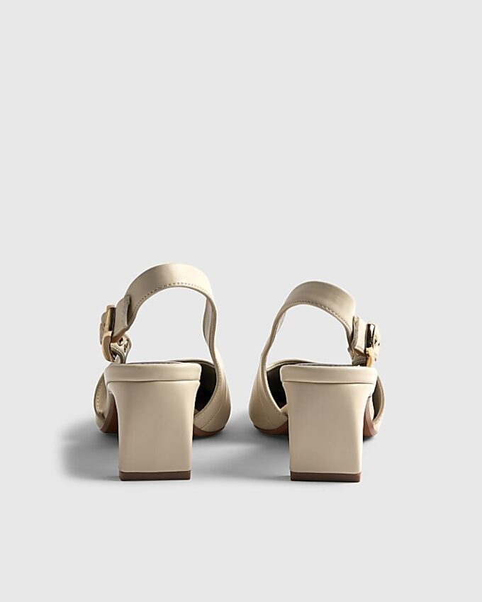 Krämfärgade pumps med spetsig tå och slingback
