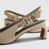 Krämfärgade pumps med spetsig tå och slingback