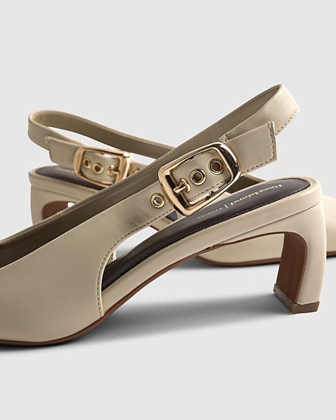 Krämfärgade pumps med spetsig tå och slingback