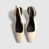 Krämfärgade pumps med spetsig tå och slingback
