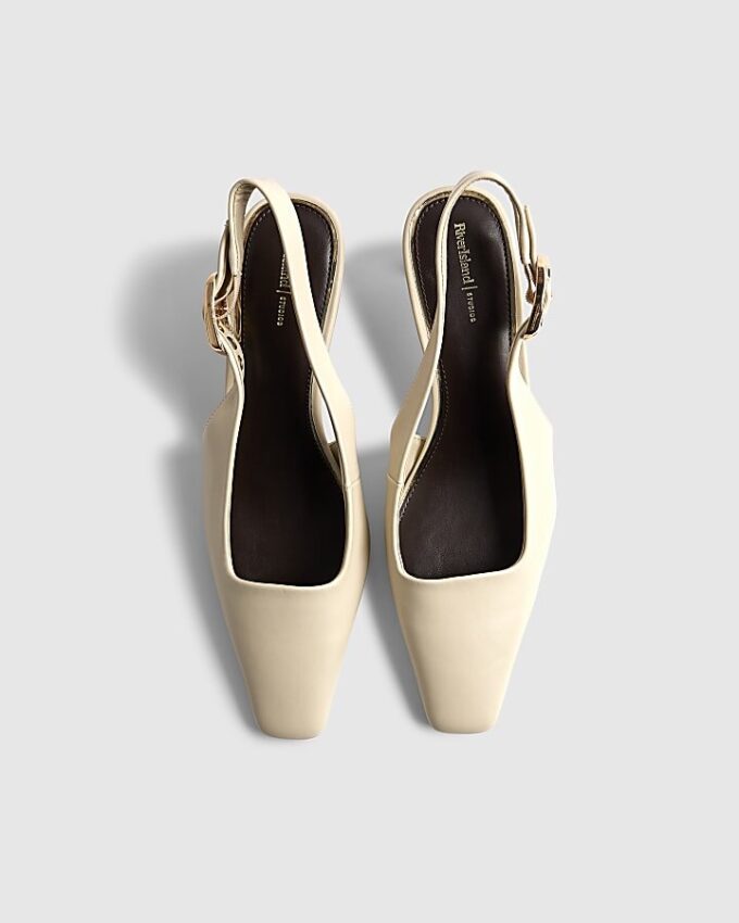 Krämfärgade pumps med spetsig tå och slingback