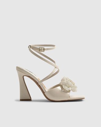 Krämfärgade sandaler med klack och blommönster