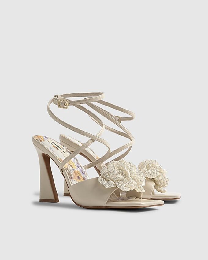 Krämfärgade sandaler med klack och blommönster