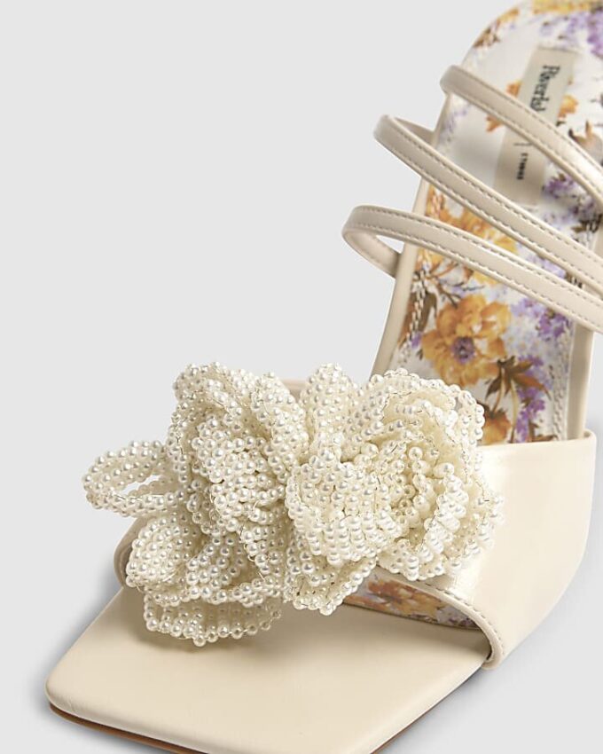 Krämfärgade sandaler med klack och blommönster
