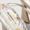 Krämfärgade sandaler med klack och blommönster