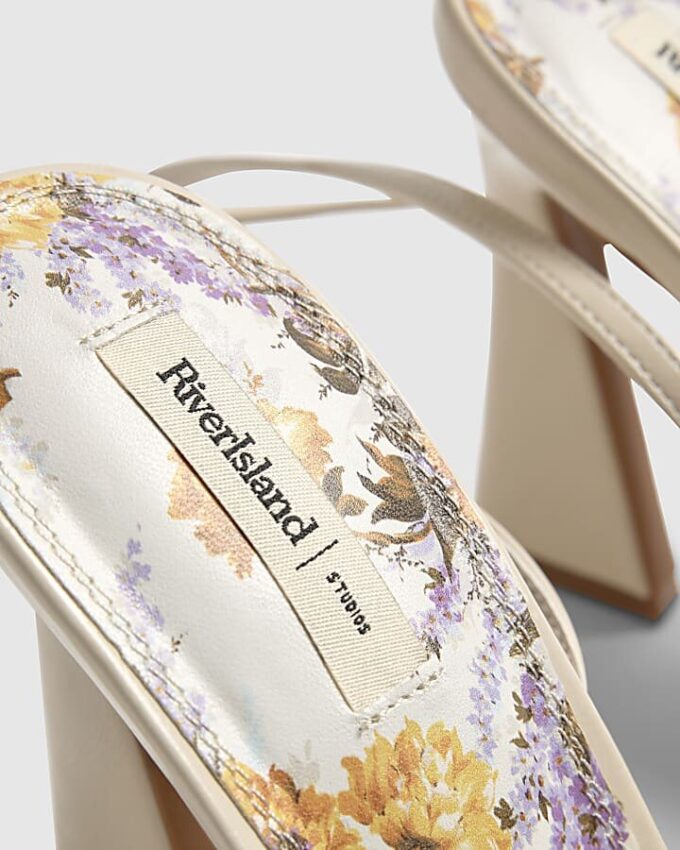 Krämfärgade sandaler med klack och blommönster