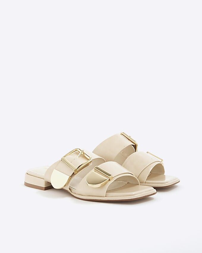 Krämfärgade sandaler med spänne