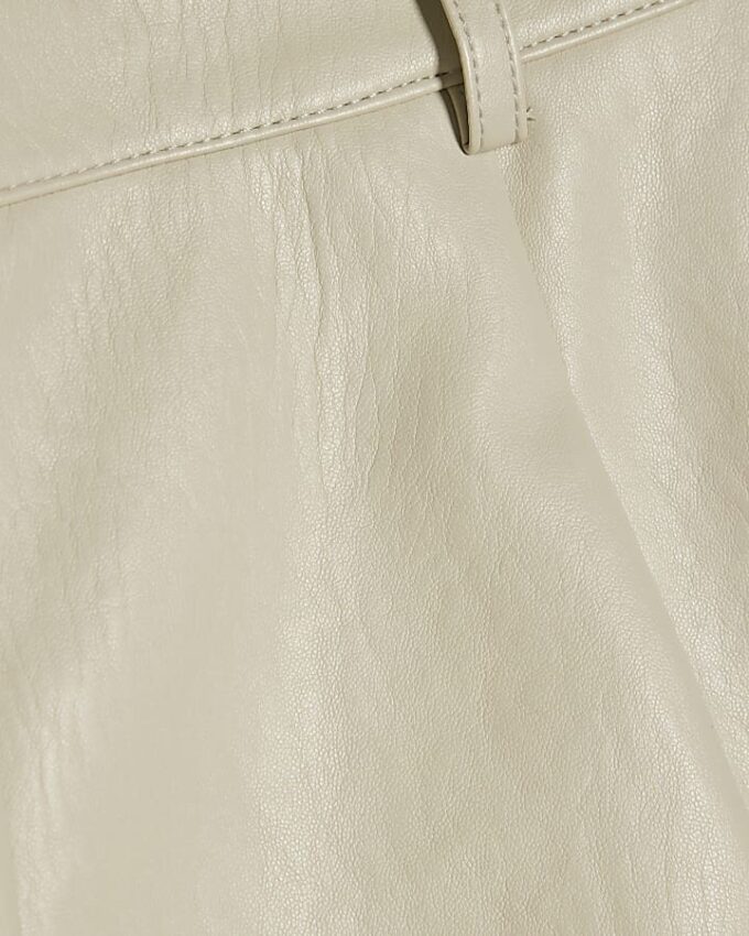 Krämfärgade shorts i imiterat läder med veck