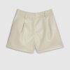 Krämfärgade shorts i imiterat läder med veck