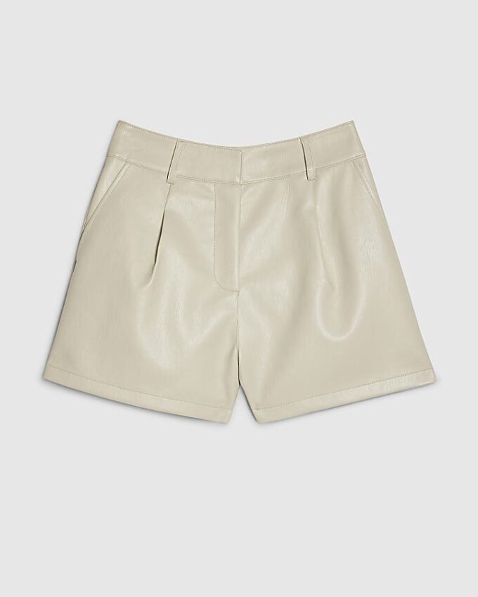 Krämfärgade shorts i imiterat läder med veck
