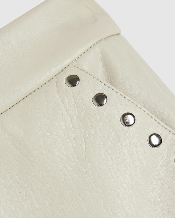Krämfärgade shorts i konstläder med nitar