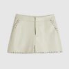 Krämfärgade shorts i konstläder med nitar