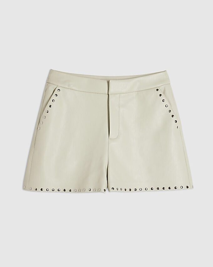 Krämfärgade shorts i konstläder med nitar