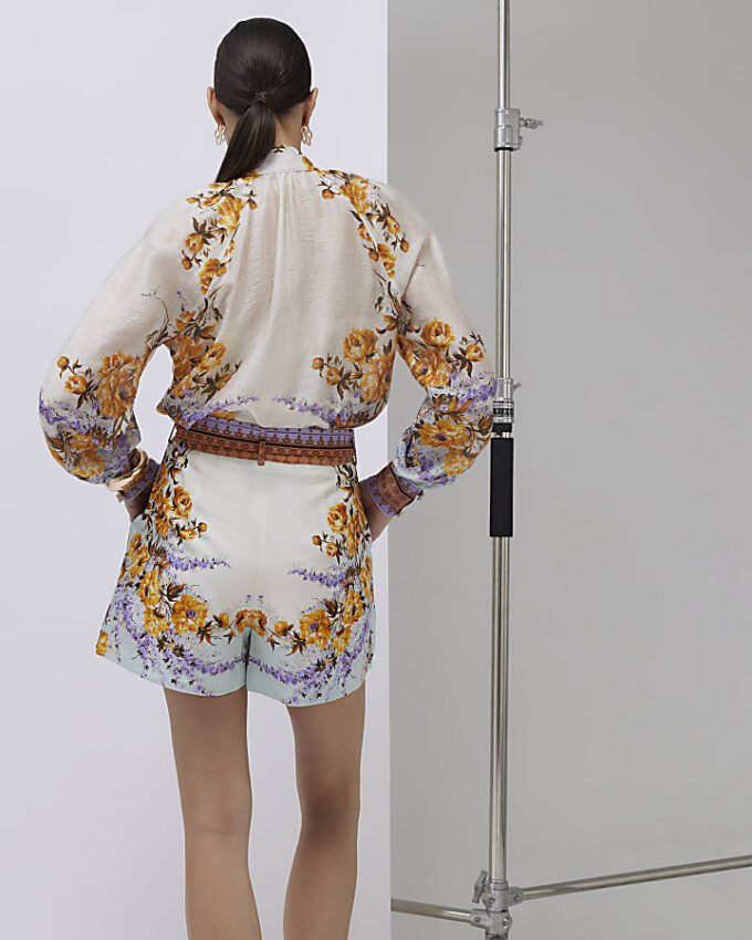 Krämfärgade shorts med blommönster och bälte