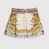 Krämfärgade shorts med blommönster och bälte
