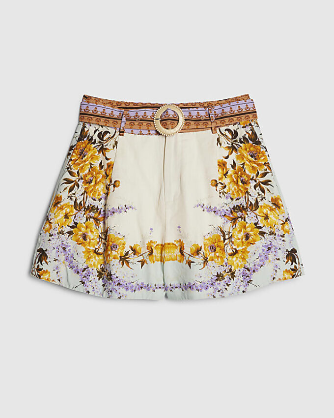 Krämfärgade shorts med blommönster och bälte
