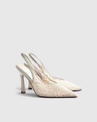 Krämfärgade slingback-klackar med virkade detaljer