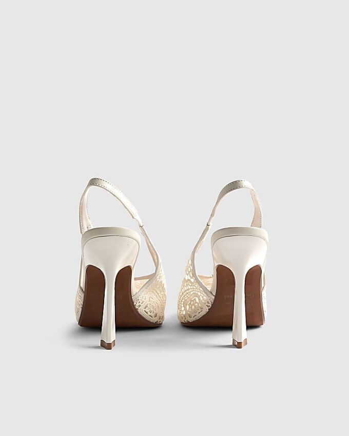 Krämfärgade slingback-klackar med virkade detaljer