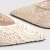 Krämfärgade slingback-klackar med virkade detaljer