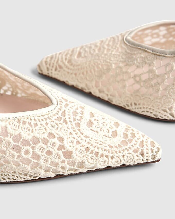 Krämfärgade slingback-klackar med virkade detaljer