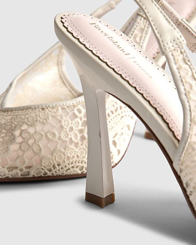 Krämfärgade slingback-klackar med virkade detaljer