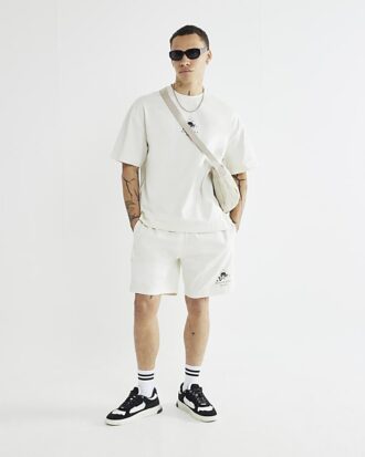 krmfrgat set med oversized japansk t shirt och shorts 1 330x413 - Kr&auml;mf&auml;rgat set med oversized japansk T-shirt och shorts
