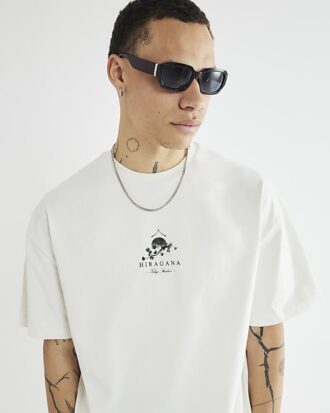 krmfrgat set med oversized japansk t shirt och shorts 2 330x413 - Kr&auml;mf&auml;rgat set med oversized japansk T-shirt och shorts
