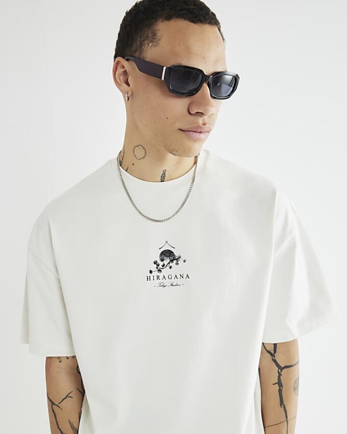 Krämfärgat set med oversized japansk T-shirt och shorts Krämfärgat set med oversized japansk T-shirt och shorts