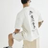 Krämfärgat set med oversized japansk T-shirt och shorts Krämfärgat set med oversized japansk T-shirt och shorts