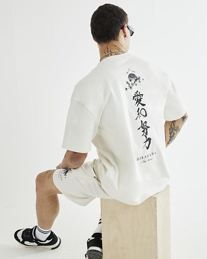Krämfärgat set med oversized japansk T-shirt och shorts Krämfärgat set med oversized japansk T-shirt och shorts