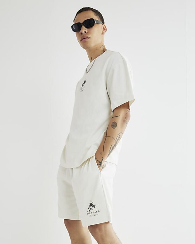 Krämfärgat set med oversized japansk T-shirt och shorts Krämfärgat set med oversized japansk T-shirt och shorts
