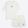 Krämfärgat set med oversized japansk T-shirt och shorts Krämfärgat set med oversized japansk T-shirt och shorts