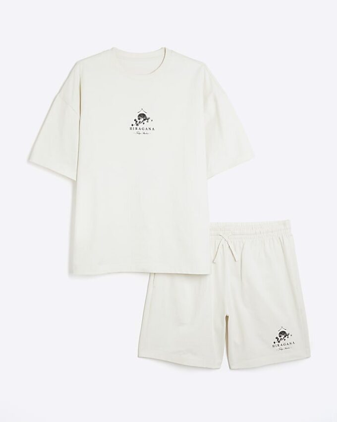 Krämfärgat set med oversized japansk T-shirt och shorts Krämfärgat set med oversized japansk T-shirt och shorts