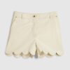 Krämsvarta shorts i konstläder med skulpterad kant