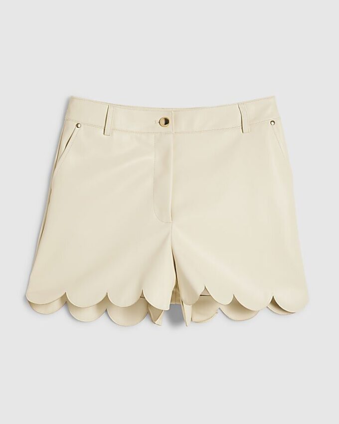 Krämsvarta shorts i konstläder med skulpterad kant