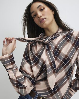 Långärmad blus med rosa rutmönster