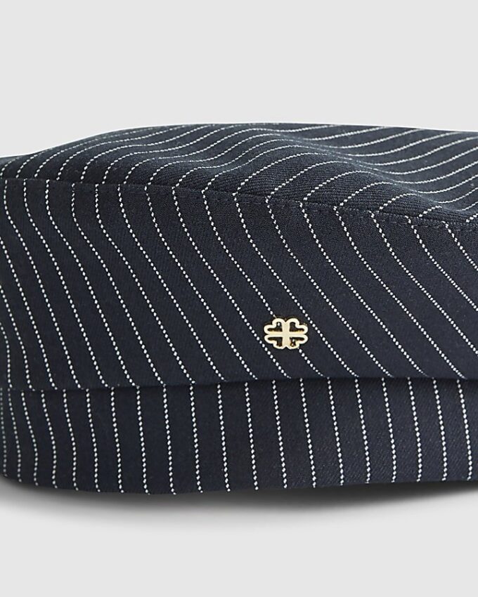 Marinblå beret med nålstreck
