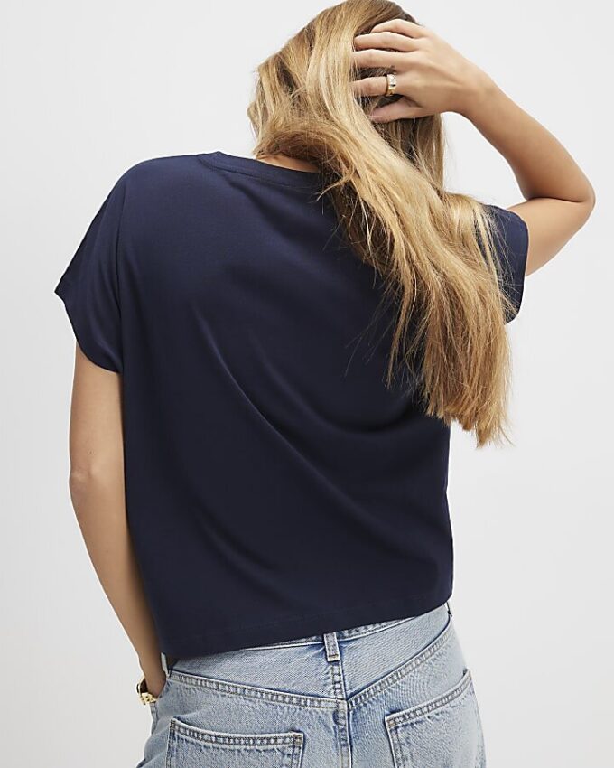 Marinblå kortärmad T-shirt med vridet framstycke