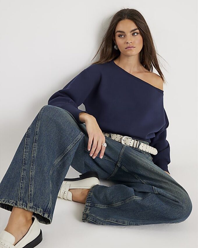 Marinblå långärmad off shoulder-tröja
