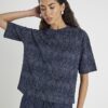 Marinblå premium-T-shirt med boxig passform och skrynklig effekt