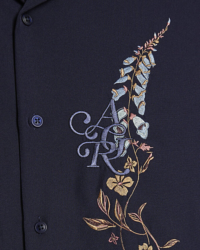 Marinblå skjorta med normal passform och broderat blommönster