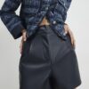Marinblå skräddarsydda shorts i konstläder