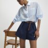 Marinblå skräddarsydda shorts med flätat bälte